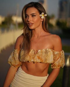 Izabela Ion posando en bikini y lencería de moda