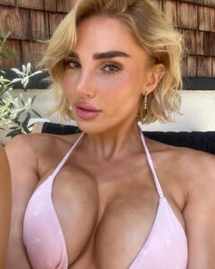 Kenzie Anne posando para OnlyFans