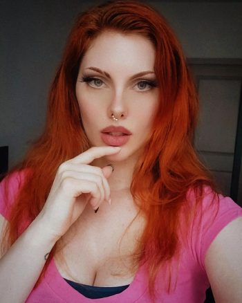 La actriz porno pelirroja Lilith Lust en una sesión de fotos