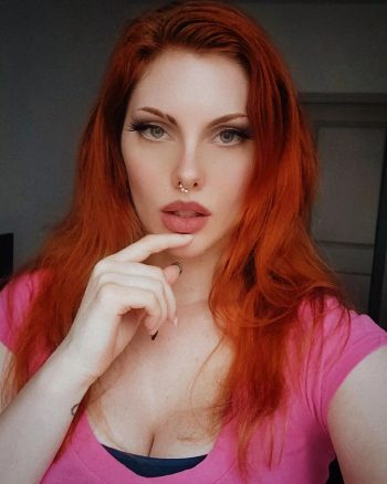 La actriz porno pelirroja Lilith Lust en una sesión de fotos