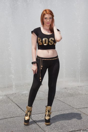 La actriz porno pelirroja Lilith Lust en una sesión de fotos