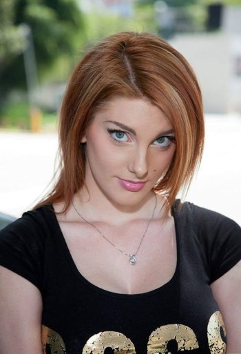 La actriz porno pelirroja Lilith Lust en una sesión de fotos