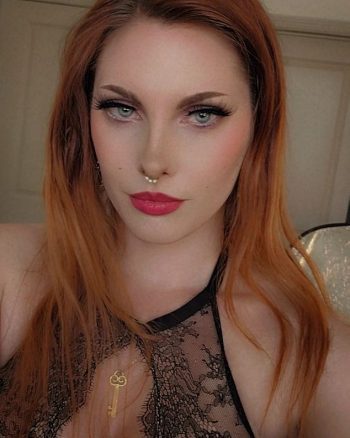 La actriz porno pelirroja Lilith Lust en una sesión de fotos
