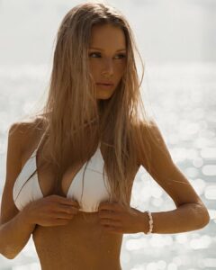 Maren Tschinkel posando en sesión de fotos de moda