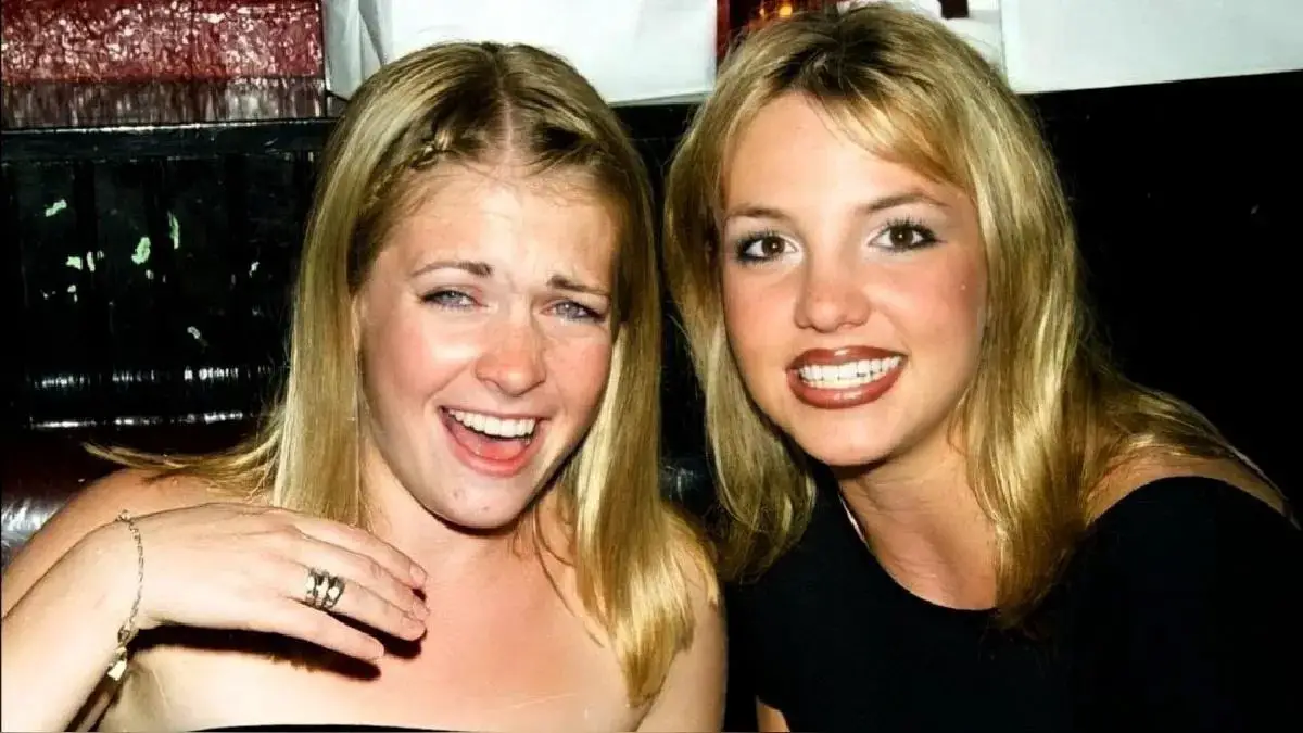 Melissa Joan Hart y Britney Spears disfrutando de una noche en un club
