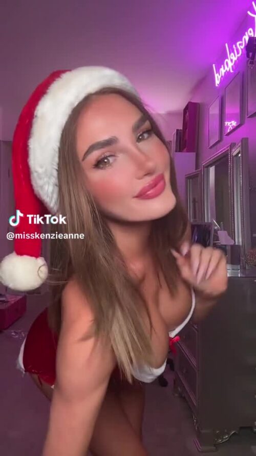 Kenzie Anne: Disfraz Navideño Erótico en TikTok Kenzie Anne