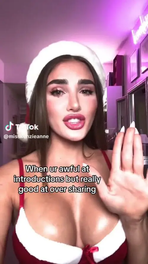 Kenzie Anne: Outfit Sexy de Papá Noel en TikTok Kenzie Anne