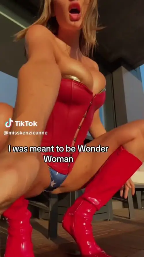 Kenzie Anne: Sensual Cosplay de Wonder Woman en TikTok Kenzie Anne
