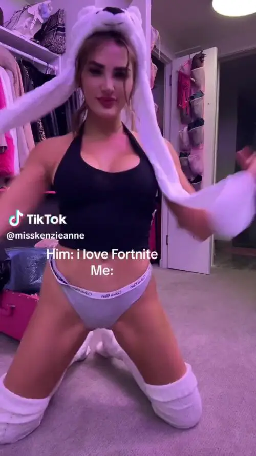 Kenzie Anne: Sensual en Ropa Deportiva y Gorrito de Oso Polar en TikTok Kenzie Anne
