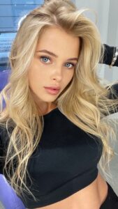 Alla Bruletova, modelo e influencer rusa, mostrando su sensualidad y glamour