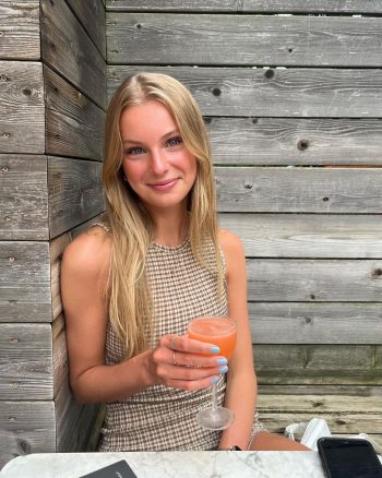 Chloe Vialaret posa para Instagram