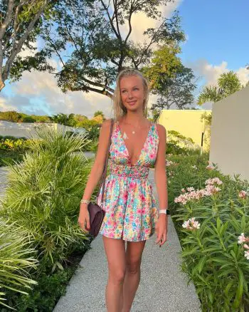 Chloe Vialaret posa para Instagram