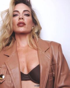Emilia Attias posando con Glamour