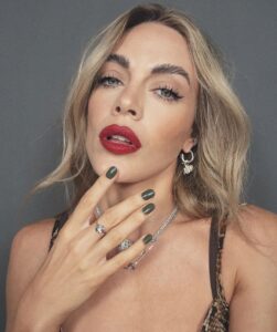 Emilia Attias posando con Glamour