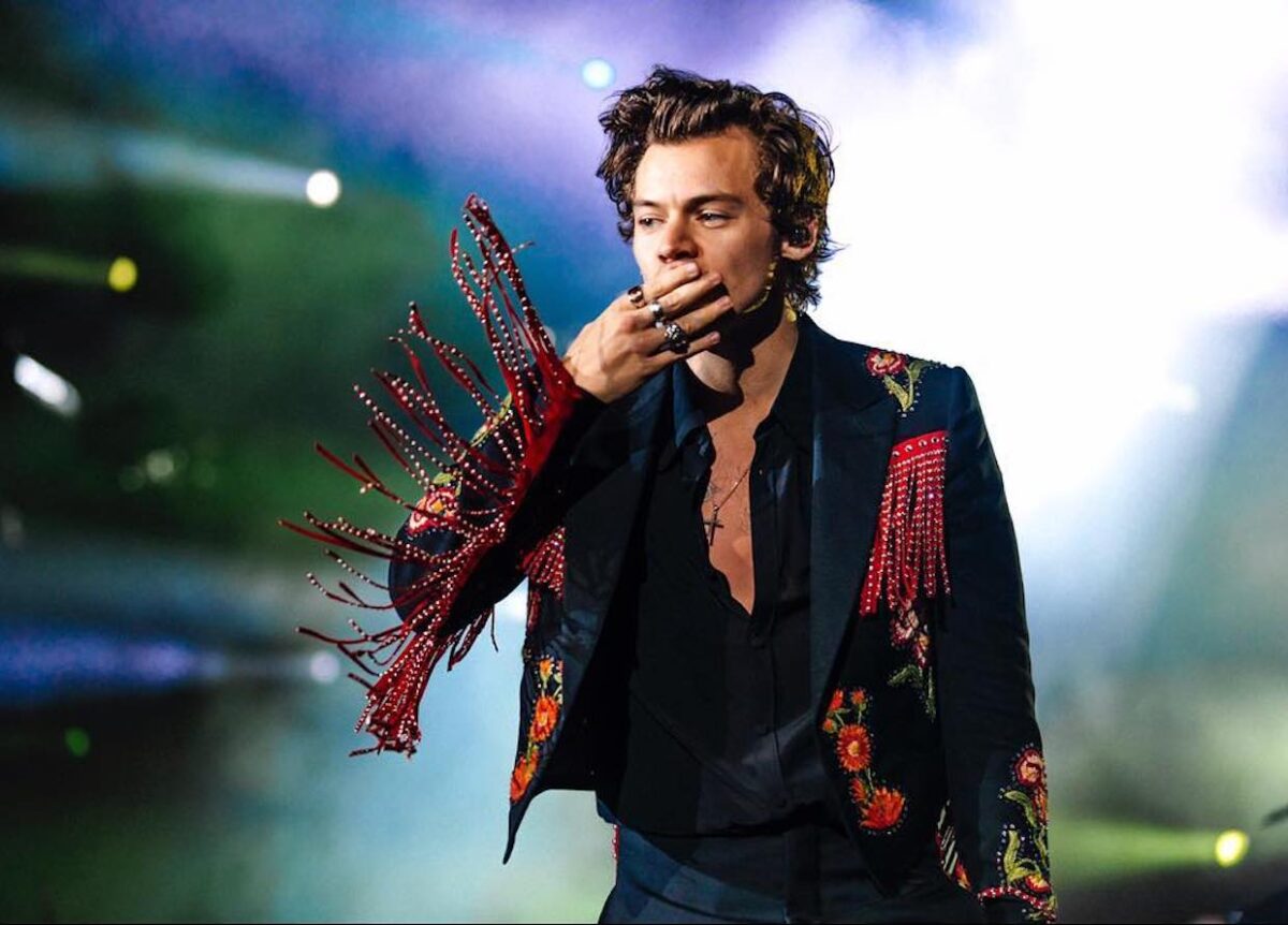 Harry Styles actuando en vivo en un concierto
