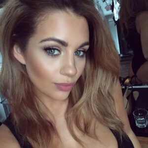 Holly Jade Peers posando en lencería erótica para OnlyFans