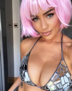 Holly Jade Peers posando en lencería erótica para OnlyFans
