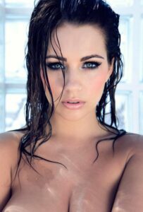 Holly Jade, modelo erótica, posando en sesión de fotos