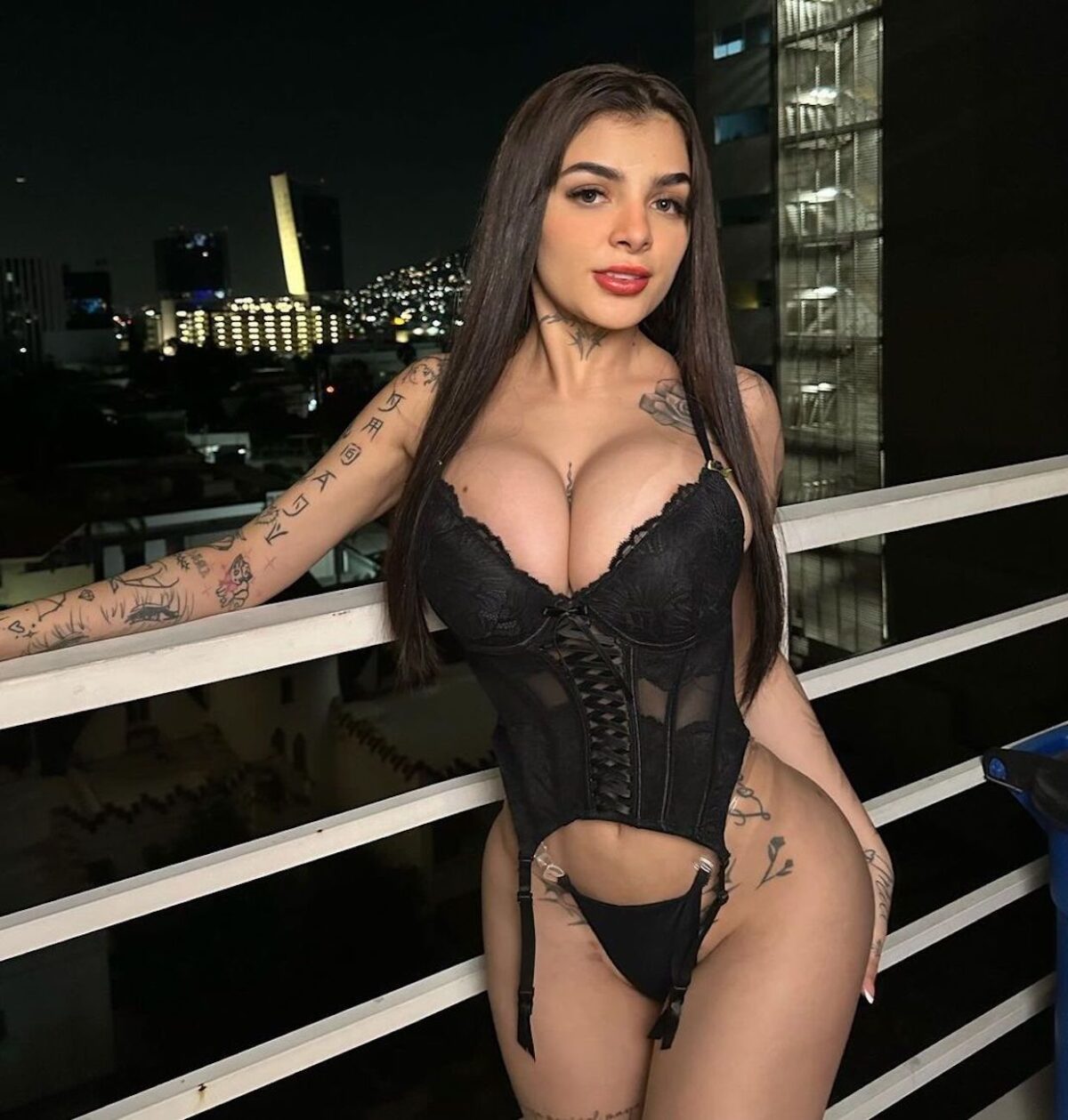 Karely Ruiz posando en lencería y corset