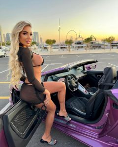 Lucy Sea posando para OnlyFans