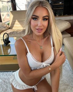 Lucy Sea posando para OnlyFans