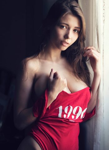 Mila Azul posando sensualmente en una sesión fotográfica, destacando su belleza y carisma como actriz <b>de cine para adultos</b> y modelo OnlyFans ucraniana.