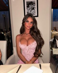 Maddy Cheary: Modelo británica presume glamour y sensualidad en sus fotos