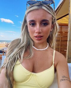 More Beltrán, periodista deportiva e influencer argentina, destacando su estilo y carisma.