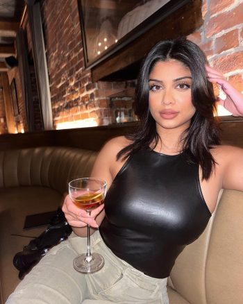 Priyanka Ares posando muy sexy