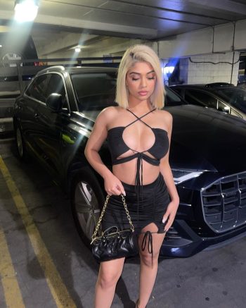 Priyanka Ares posando muy sexy