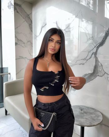 Priyanka Ares posando muy sexy