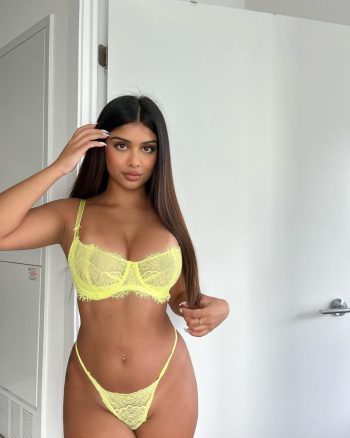 Priyanka Ares posando muy sexy