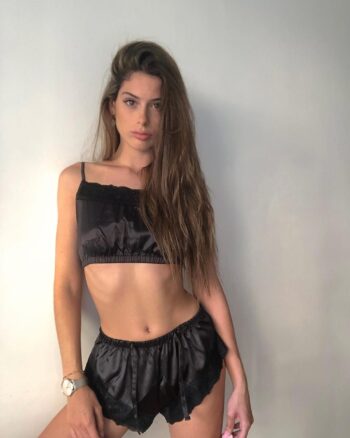 Sofi Santos posando en bikini