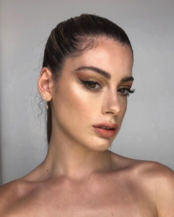 Sofi Santos posando en bikini