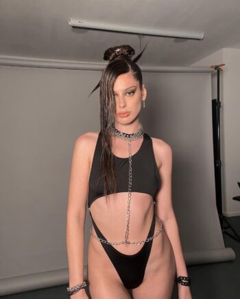 Sofi Santos posando en bikini