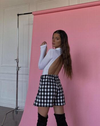 Sofi Santos posando en bikini