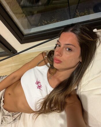 Sofi Santos posando en bikini