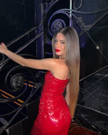 Sofi Santos posando en bikini