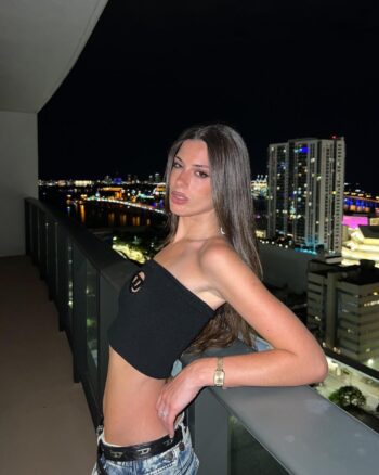 Sofi Santos posando en bikini