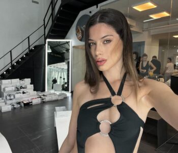 Sofi Santos posando en bikini