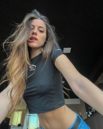 Sofi Santos posando en bikini