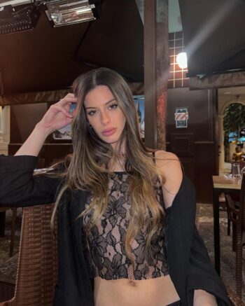 Sofi Santos posando en bikini