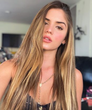 Valeria Duque posando su cuerpo fitness en bikini