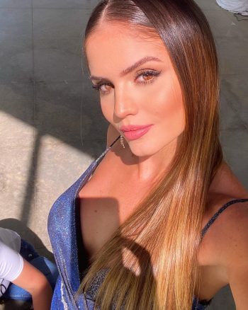 Valeria Duque posando su cuerpo fitness en bikini