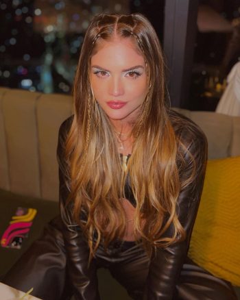 Valeria Duque posando su cuerpo fitness en bikini