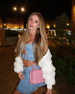 Valeria Duque posando su cuerpo fitness en bikini