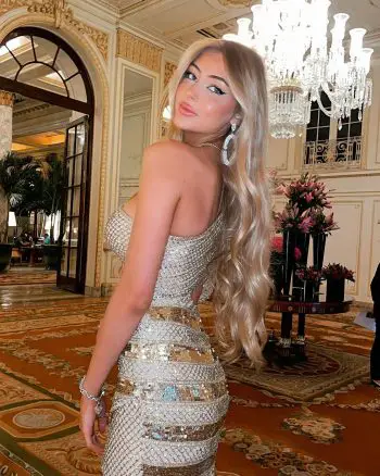 Victoria Rozmajzl en un elegante vestido dorado en un evento de gala