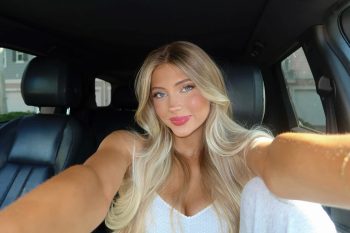 Victoria Rozmajzl tomando una selfie dentro de un coche