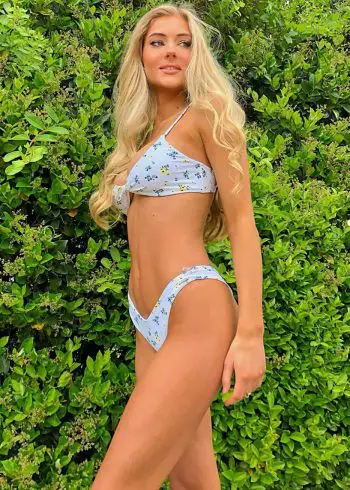 Victoria Rozmajzl en bikini floral al aire libre