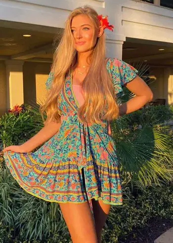 Victoria Rozmajzl con una flor en el cabello